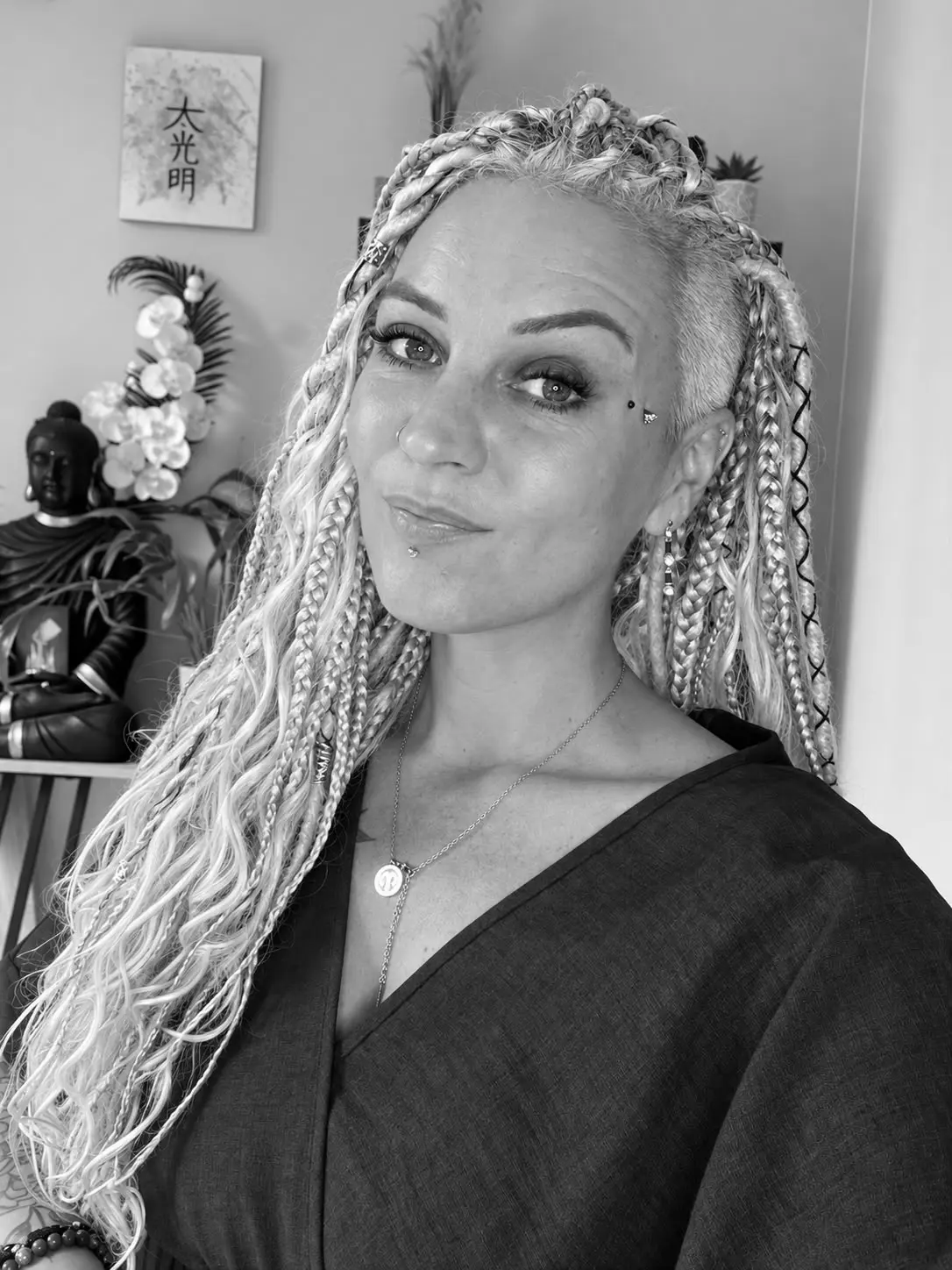 amandine praticienne reiki skinart school-photoaidcom-greyscale amandine praticienne reiki skinart school-photoaidcom-greyscale