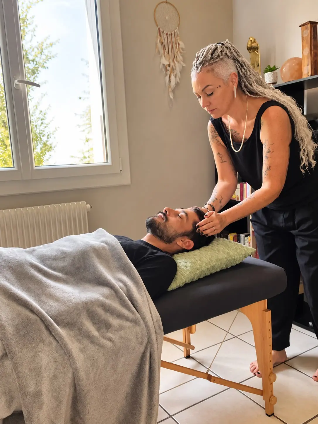Séance de reiki pendant la formation d'Amandine Malfré chez Skinart School